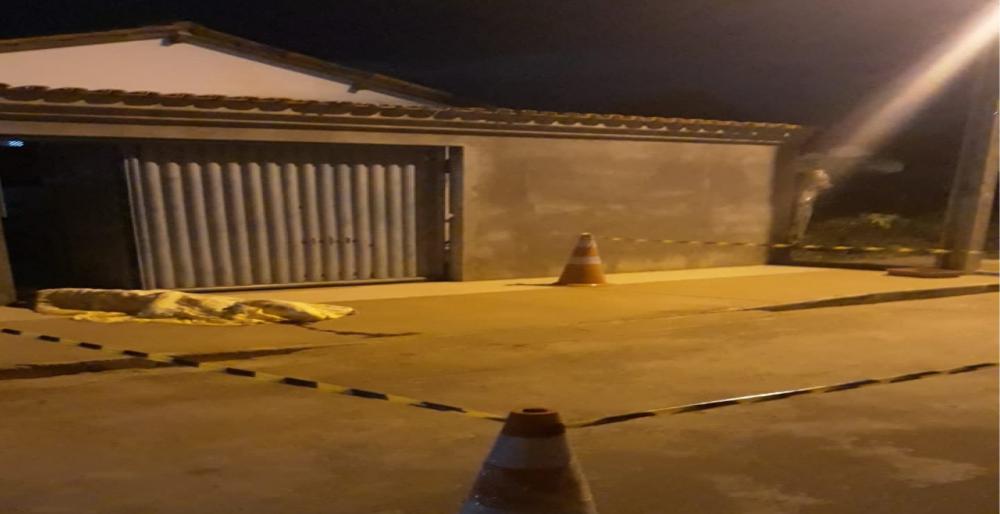 Jovem é morto a tiros na frente de sua casa em Licínio de Almeida