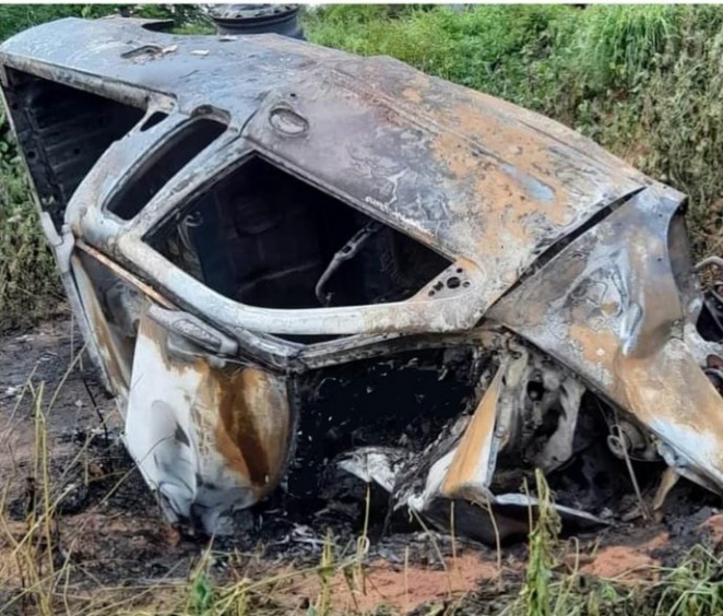 Duas pessoas morrem carbonizadas após acidente entre caminhonete e carreta em Bom Jesus da Lapa