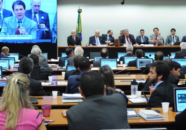 Arthur Maia e Arlindo Chinaglia trocam xingamentos na Câmara