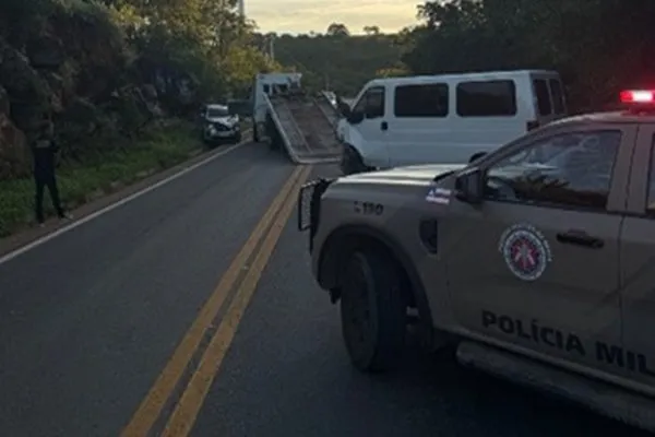 Carro na contramão causa colisão frontal e deixa feridos na BR-030, em Guanambi