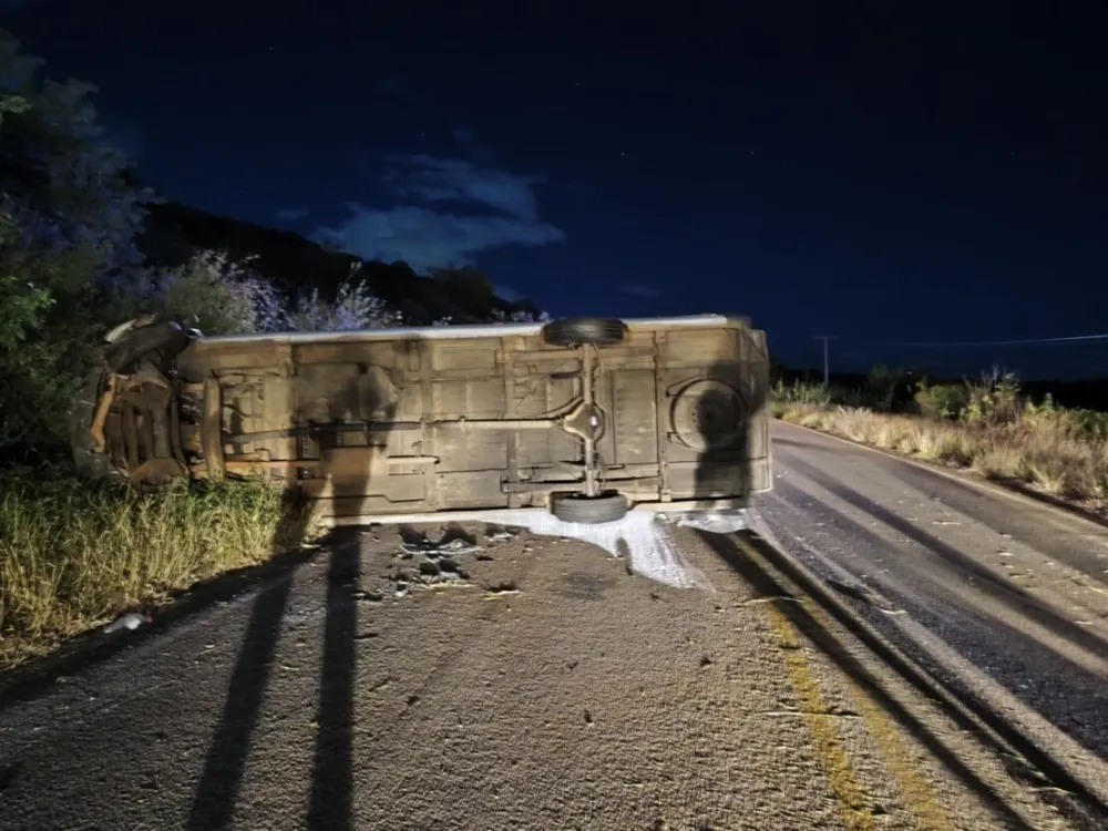 Veículo tomba e deixa ferido na BA‑152 em Livramento de Nossa Senhora