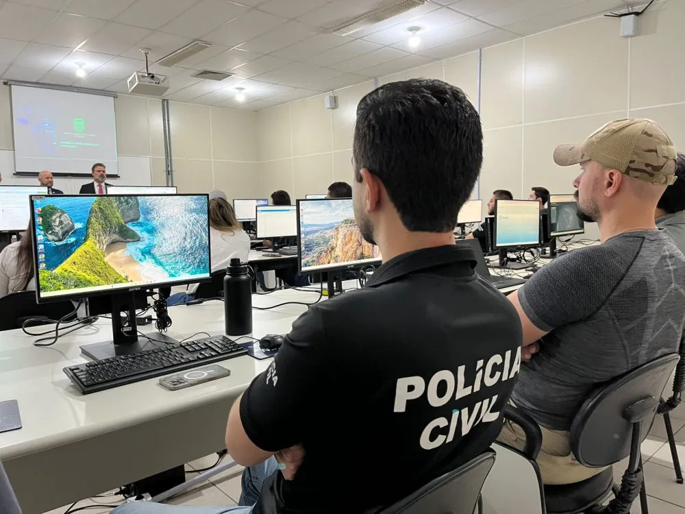 Investigadores de Guanambi e região passam por treinamento com IA em Conquista