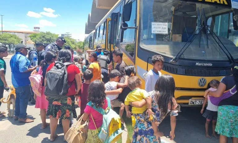 Grupo de venezuelanos é deixado em Montes Claros após viagem contratada por Itabuna