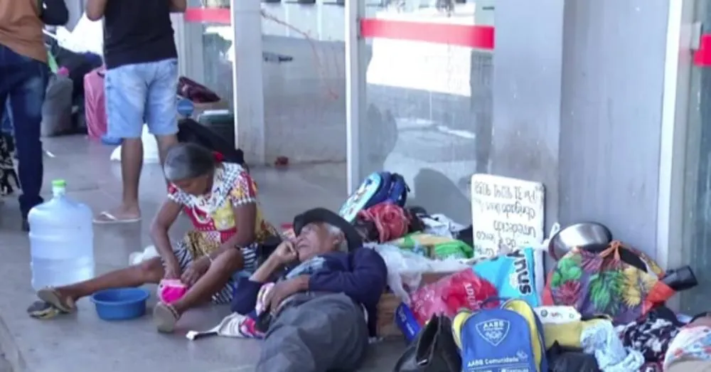 Grupo de venezuelanos é deixado em Montes Claros após viagem contratada por Itabuna