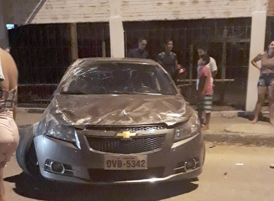 Promotor de eventos fica ferido após carro colidir contra veículo e capotar em Guanambi