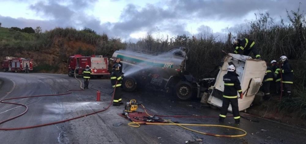Sudoeste: Motorista de caminhão-tanque morre após veículo se chocar contra barranco