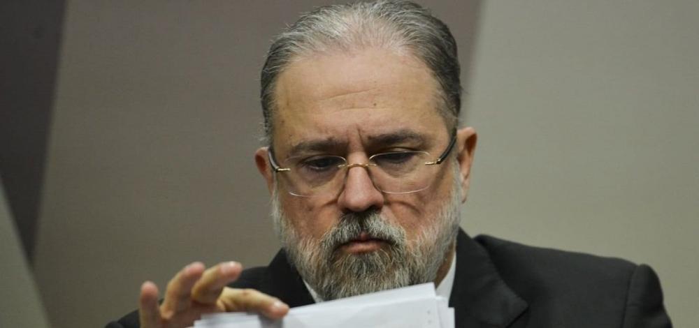 PGR prepara lista de denúncias contra políticos para apresentar ao STF
