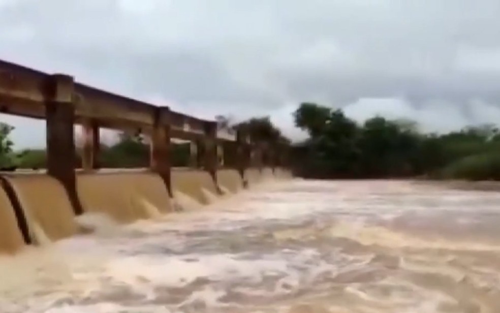 Guanambi: Barragem do Poço Magro transborda por causa das fortes chuvas