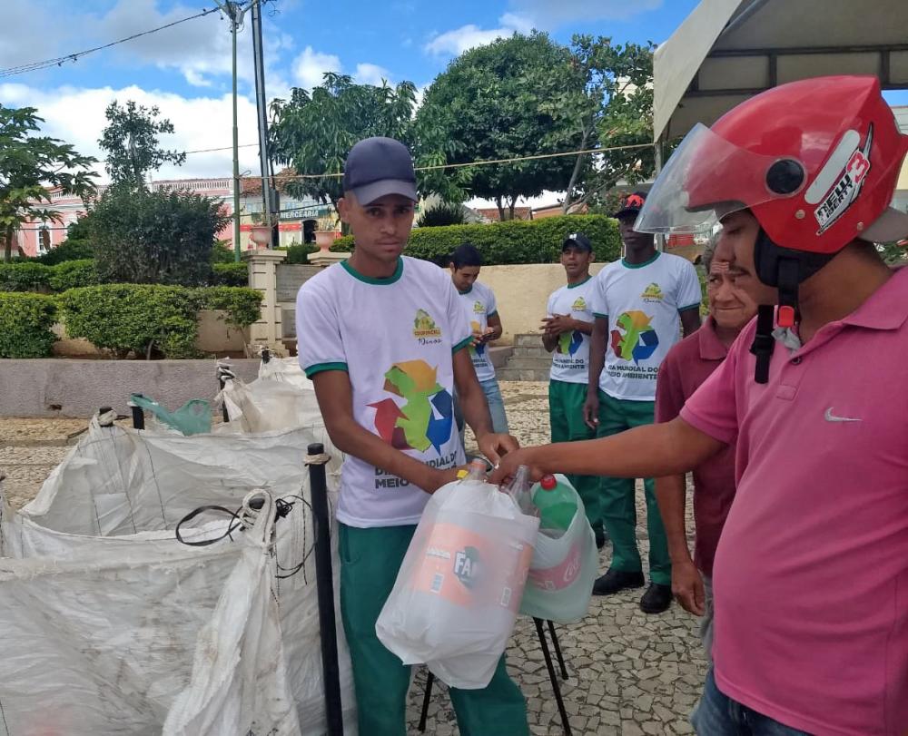 Caetité: Coopercicli promove ação voltada ao Dia Mundial do Meio Ambiente e Dia Nacional da Reciclagem
