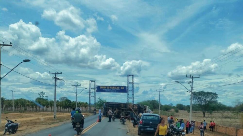 Caminhão carregado de flocos de milho tomba na BA-161 em Serra do Ramalho