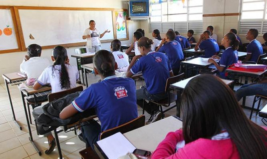 Aluno pobre deve receber R$ 167 por mês, e poupança de R$ 3 mil, estuda governo