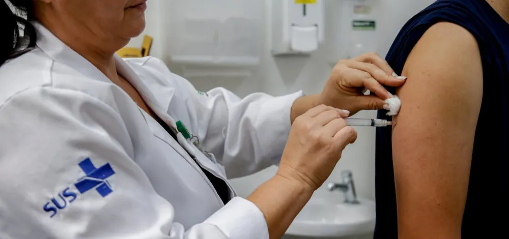 Nova vacina contra pneumonia e meningite começa a ser aplicada neste mês, anuncia Padilha