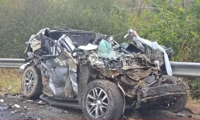 Região: Caminhão desgovernado provoca engavetamento com quatro veículos e deixa um morto e três feridos 