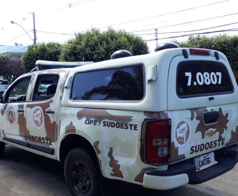 Homem é preso acusado de tráfico de drogas e porte ilegal de arma de fogo em Ibiassucê