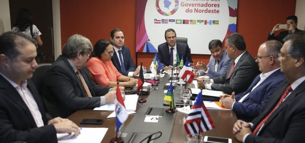Governadores do NE se reúnem com Maia para tentar incluir estados na reforma