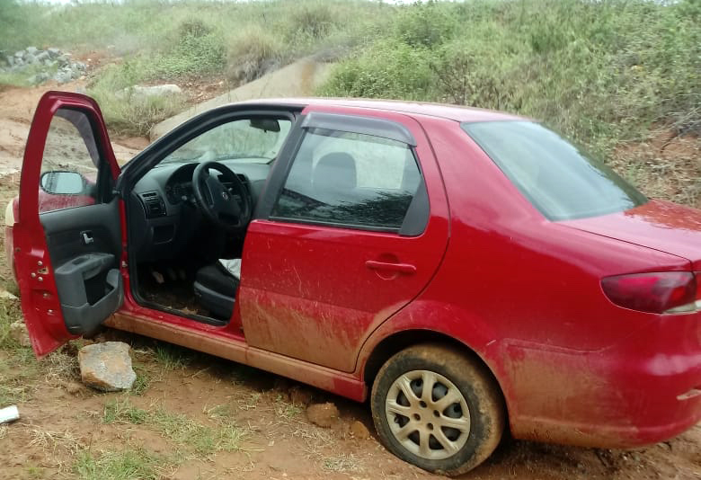 Bandidos abandonam carro roubado após veículo atolar na zona rural de Guanambi