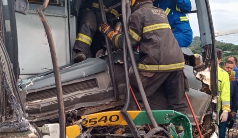 Ônibus que havia saído de Bom Jesus da Lapa para São Paulo colide na BR-040, em Minas