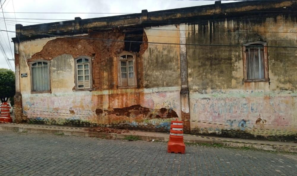 Moradores chamam a atenção para a situação de casarão em Caetité