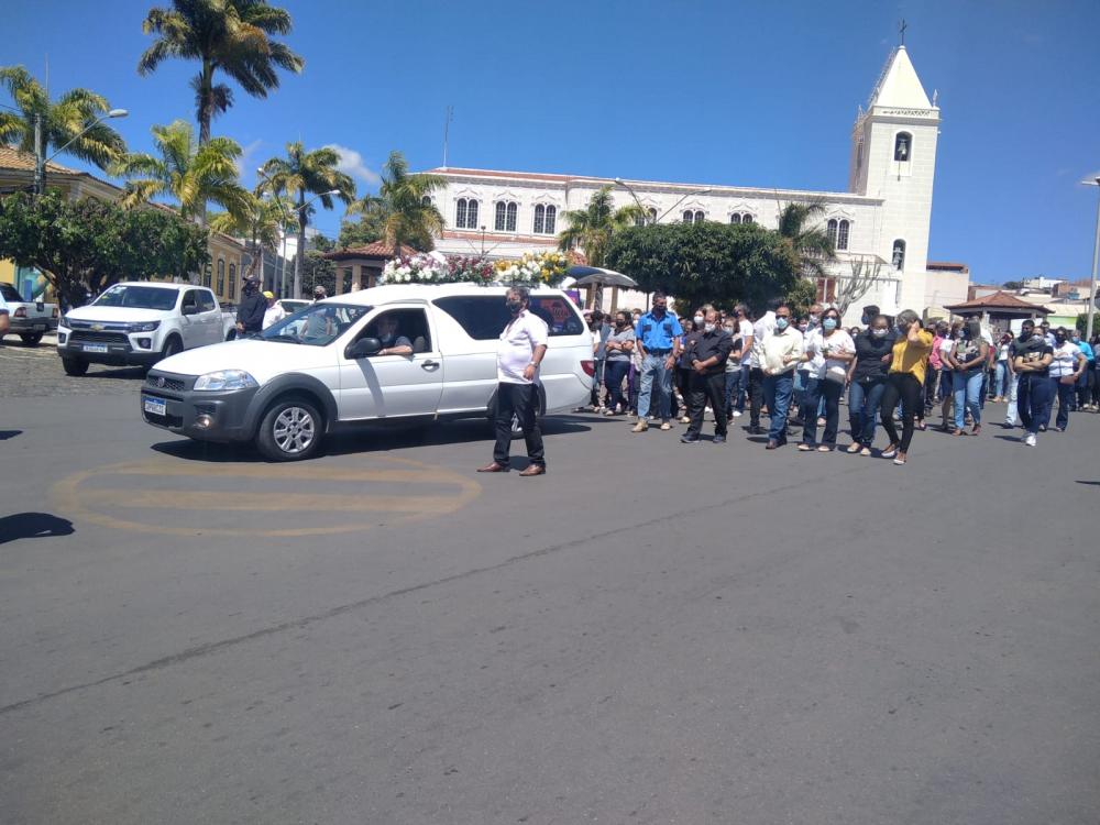 Sob forte comoção, corpo da ex-secretária de Saúde Cynthia Lopes é sepultado em Caetité 