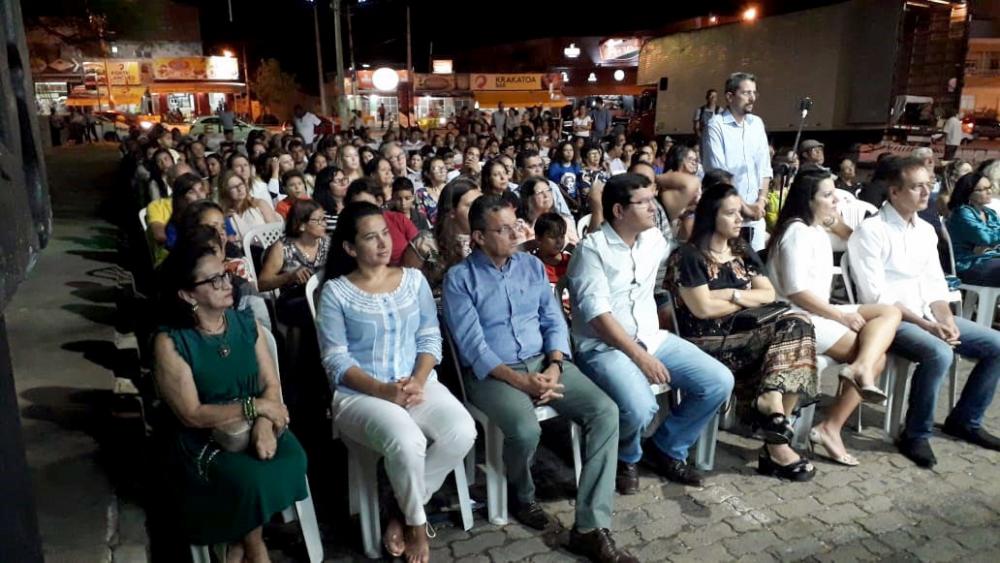 Governo de Guanambi entrega ornamentação natalina à população