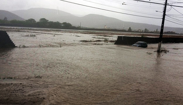 Chuva alaga ruas, provoca desabamentos e deixa uma pessoa soterrada em Jequié