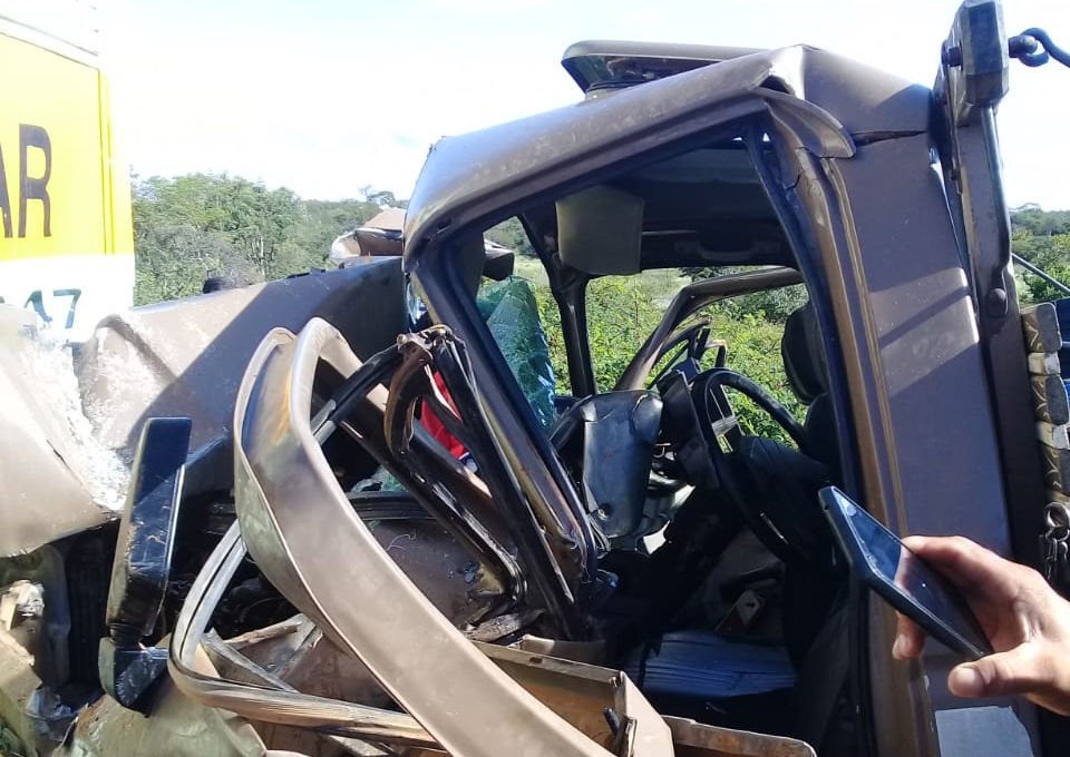 Jovem fica gravemente ferido após colisão entre caminhonete e ônibus escolar em Palmas de Monte Alto 