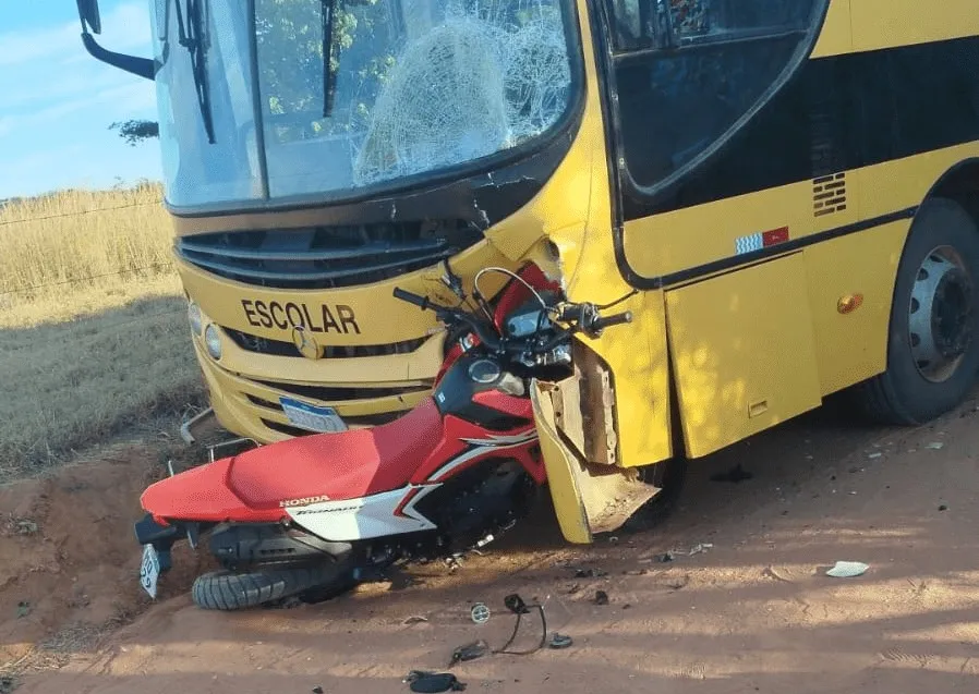 Engenheiro morre após colisão entre moto e ônibus na zona rural de Candiba