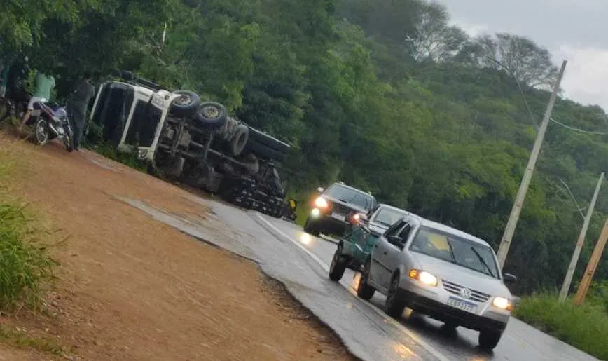 Caminhão carregado com mangas tomba na BR-030 em Caetité