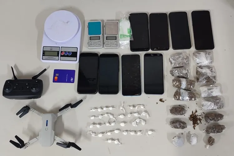 Crianças são encontradas em casa insalubre com drogas em Caetité