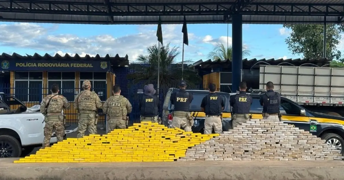 PRF apreende quase 500 kg de drogas escondidas em caminhão na BR-242