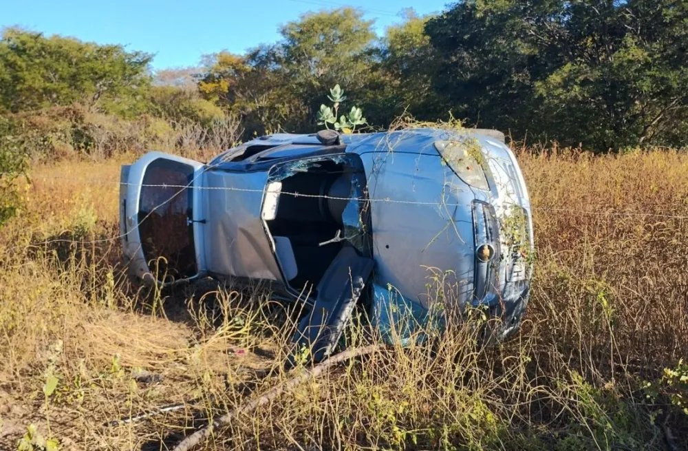 Carro capota e deixa duas pessoas feridas na BA-160, em Bom Jesus da Lapa