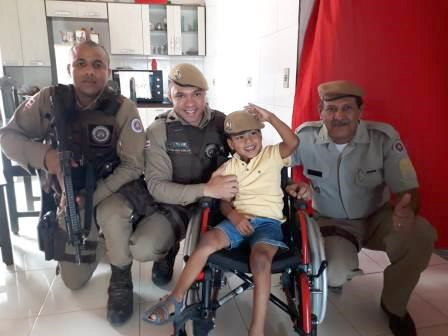 PM realiza sonho de criança com doação de cadeira de rodas em Barra da Estiva