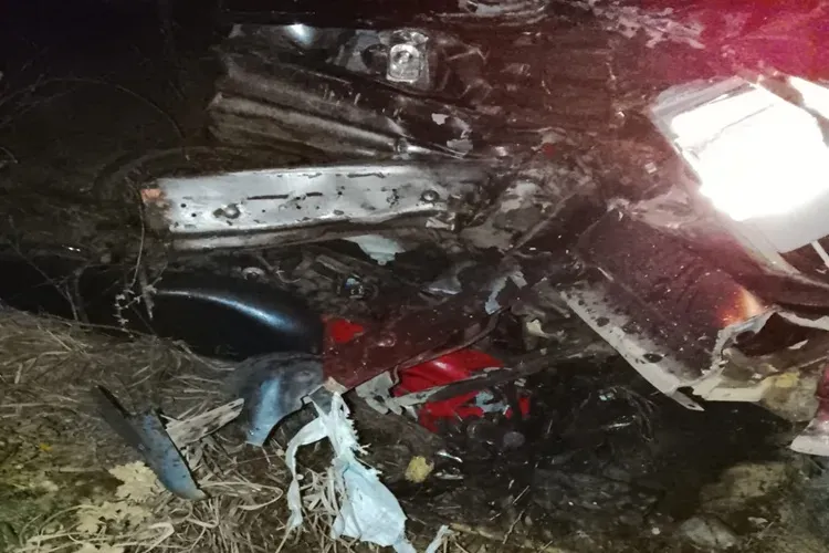 Colisão frontal entre moto e caminhonete deixa dois mortos na BA‑026, em Caculé
