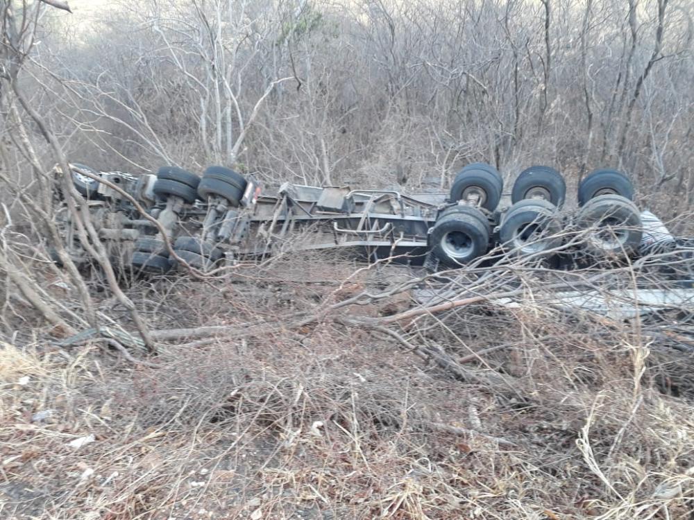 Carreta carregada com minério tomba na Serra dos Brindes em Guanambi