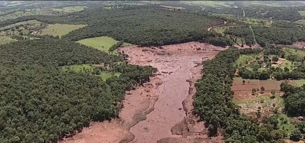Número de mortos em Brumadinho sobe para 142, diz Defesa Civil