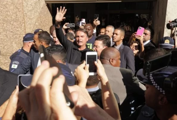 No retorno ao Brasil, Bolsonaro ataca Lula em primeiro discurso: "Não fará o que bem quer"