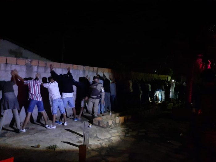PM encerra festa clandestina em Paramirim e 64 pessoas são conduzidas para delegacia 