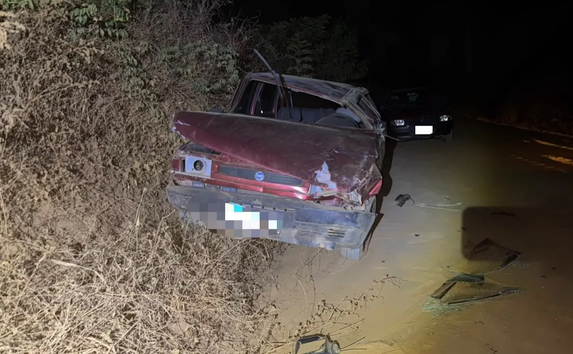 Motorista bate em três carros estacionados, foge e capota veículo em Licínio de Almeida