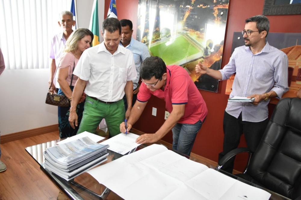 Prefeitura de Guanambi recebe o projeto da Adutora do Poço do Magro, que beneficiará mais de 600 famílias da zona rural