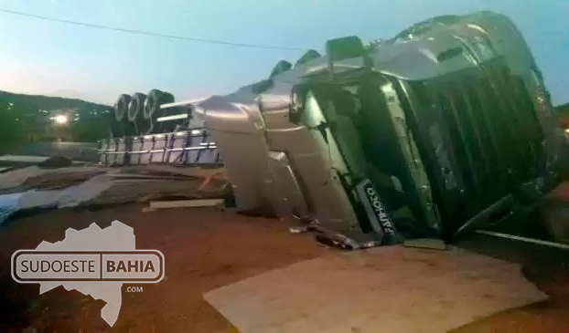 Urandi: Motorista perde controle da direção e tomba caminhão na BR 122