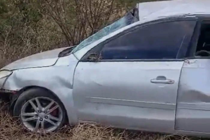 Carro tomba na BR-030 e motorista fica gravemente ferido em Monte Alto