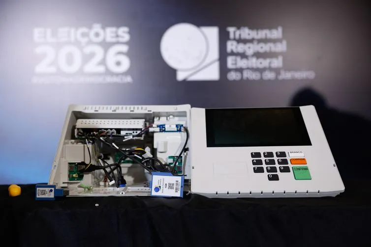 Justiça Eleitoral desmonta urna eletrônica para mostrar funcionamento e segurança