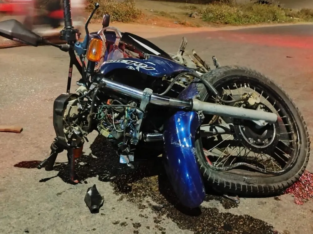 Grave acidente entre moto e carro deixa motociclista ferido em Guanambi