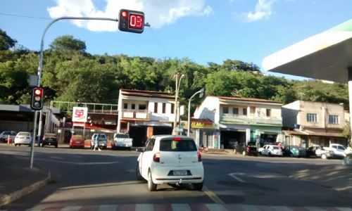 Motorista é flagrado ao avançar sinal vermelho em Avenida de Caetité