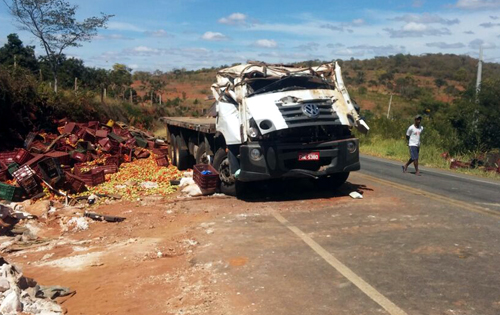 Caminhoneiro morre após veículo capotar na BR-030 em Caetité