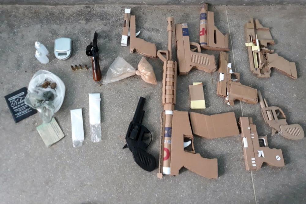 Guanambi: PM apreende arma de fogo, simulacro de armas, motocicletas e drogas no Bairro Beija-Flor