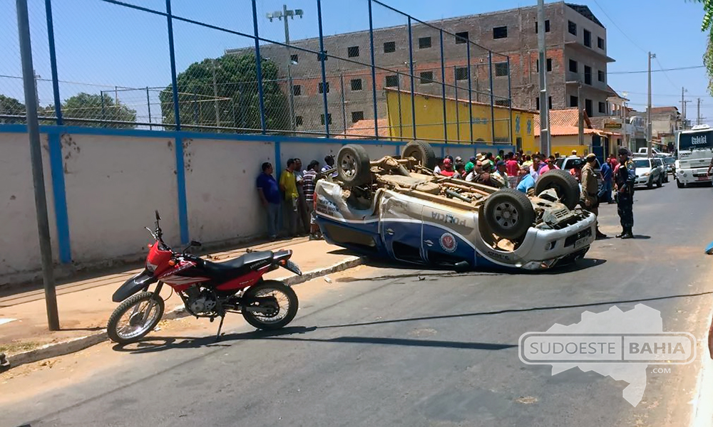 Viatura da Polícia Militar capota após colisão frontal com S10 em Bom Jesus da Lapa