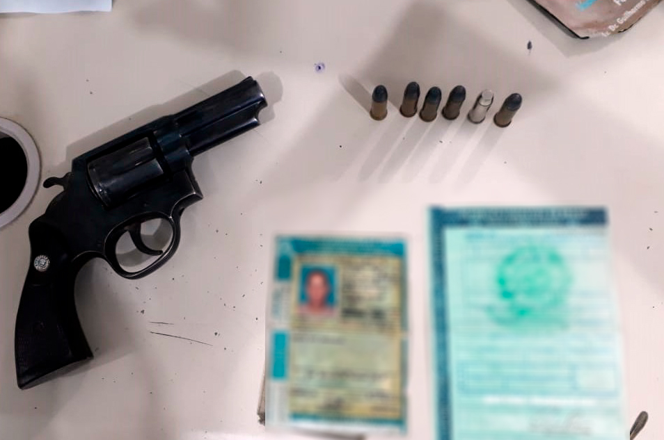 Rio do Antônio: PM detém caminhoneiro por porte ilegal de arma no distrito de Ibitira 