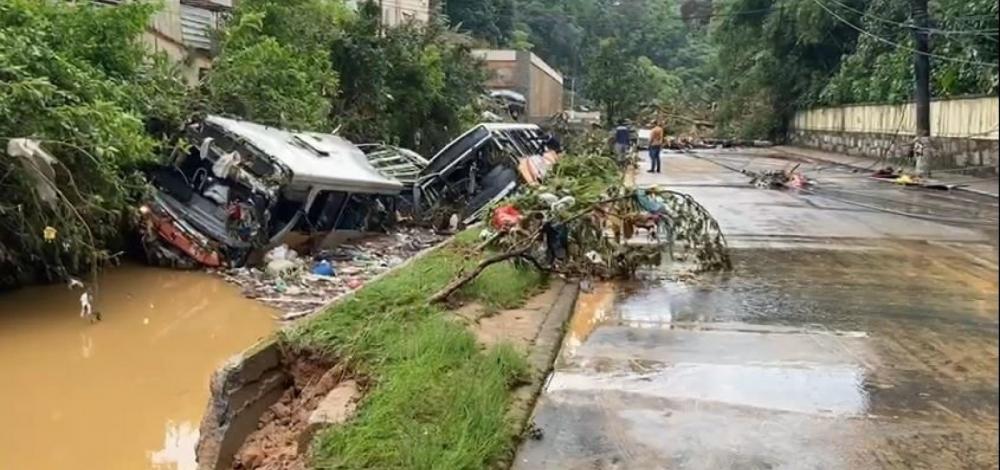 Sobe para 44 o número de mortos em decorrência das chuvas em Petrópolis, no Rio