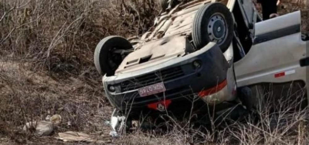 Van com equipe de Gusttavo Lima capota em estrada voltando de show